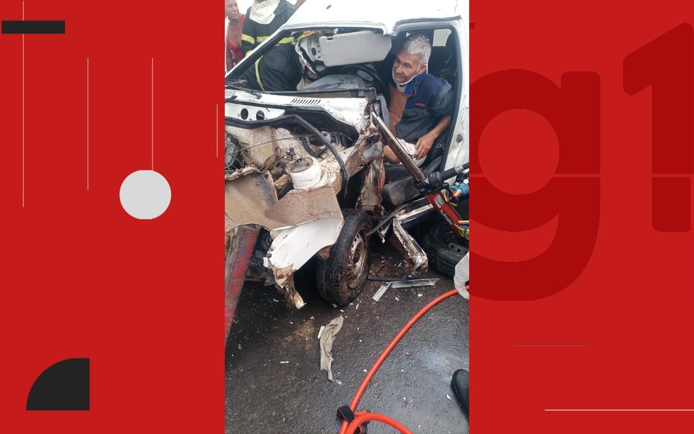 Vereador foi retirado das ferragens após bater ambulância em poste na Ilha de Itaparica — Foto: Redes sociais