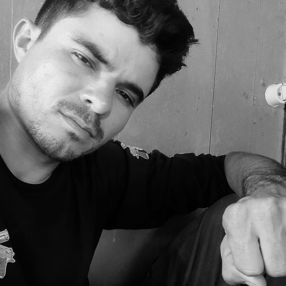 Claudemir sá Ribeiro, de 26 anos, construiu uma réplica do Super Tucano da Força Aérea Brasileira (FAB), junto com o irmão mais novo — Foto: Reprodução