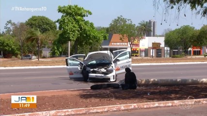 Duas pessoas ficam feridas após carro perder controle e bater em poste em Palmas