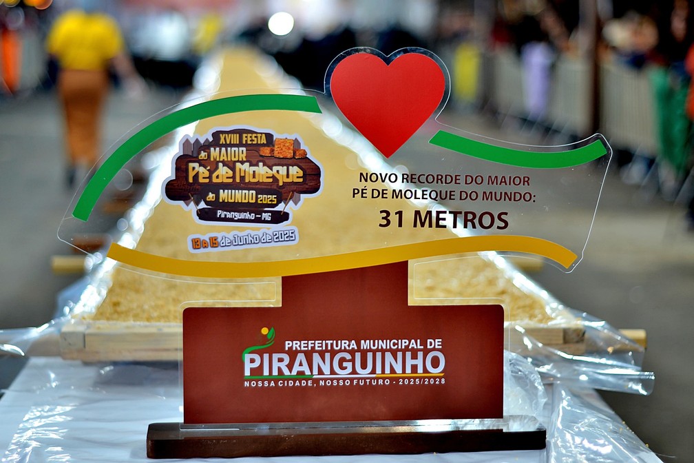 Festa do 'Maior Pé de Moleque do Mundo' faz doce de 31 metros, em Piranguinho (MG) — Foto: Luciano Lopes