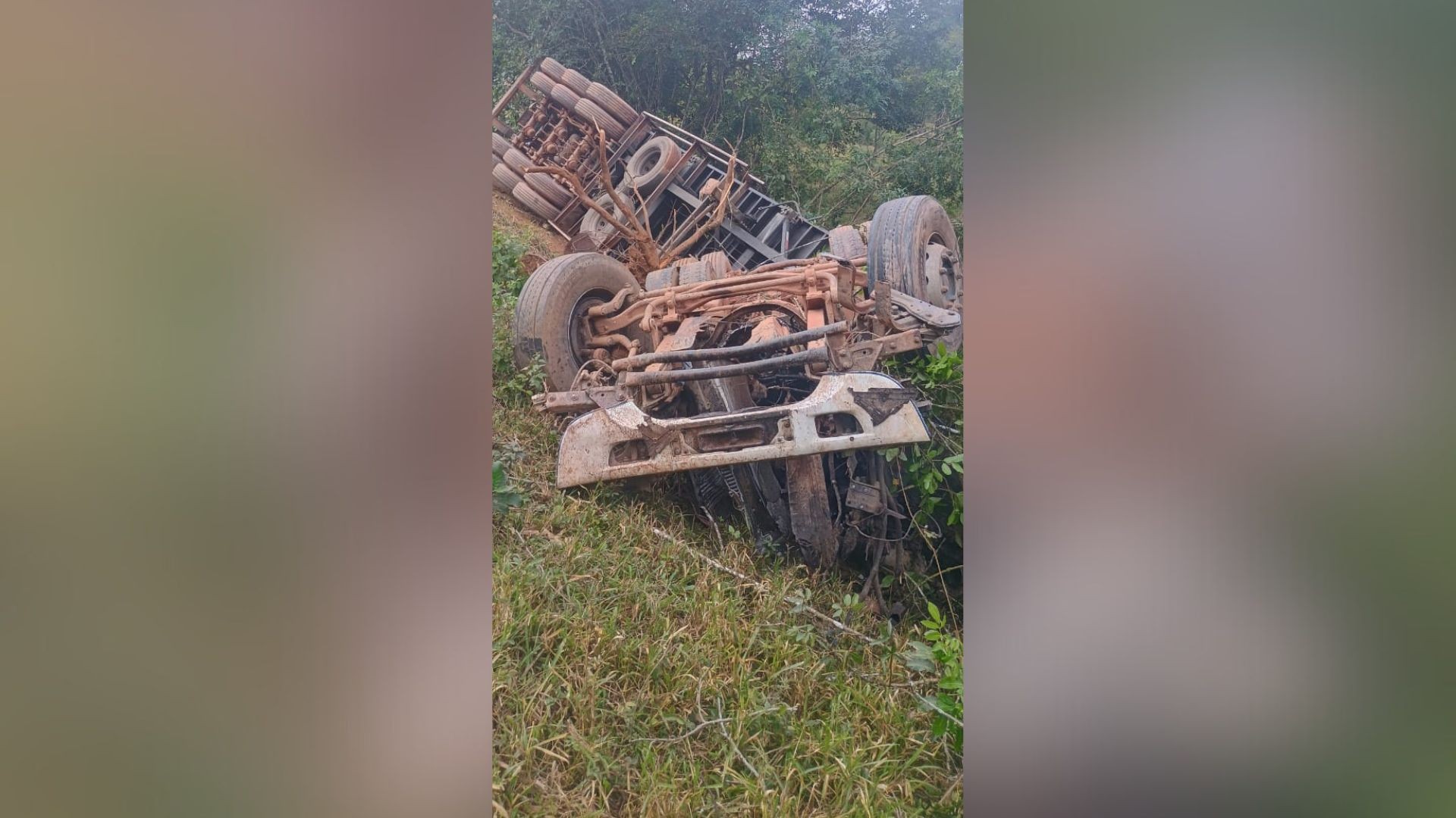 Carreta cai em ribanceira perto da 'curva da morte' e motorista fica em estado grave em Formiga
