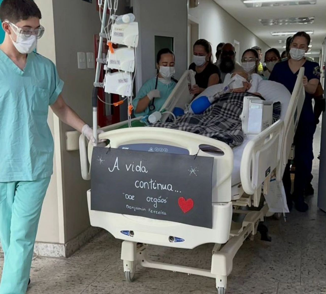 'A vida continua': família acompanha idoso que teve morte cerebral até sala para doação de córnea em MG