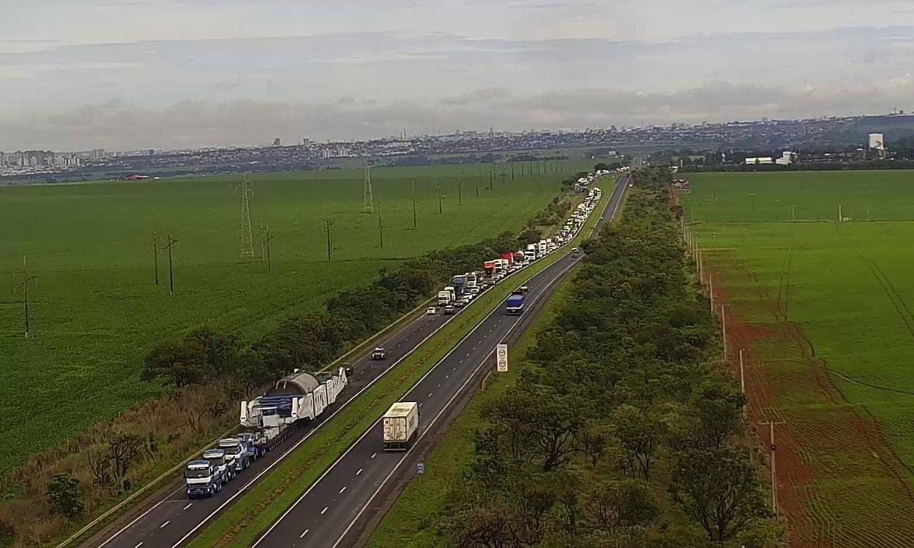 Megacarga segue para Uberaba e motoristas devem ficar atentos ao tráfego na BR-050