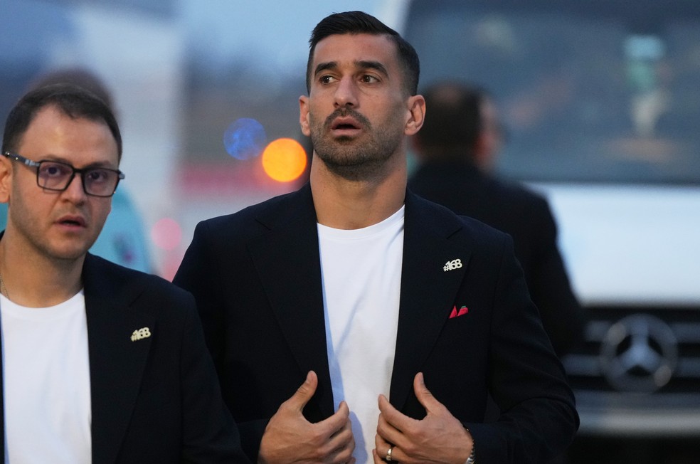 Ehsan Hajisafi (ao centro), jogador da seleção iraniana de futebol, após desembarcar de avião para a Copa do Mundo em Tijuana, no México, em 7 de junho de 2026. — Foto: AP Photo/Gregory Bull