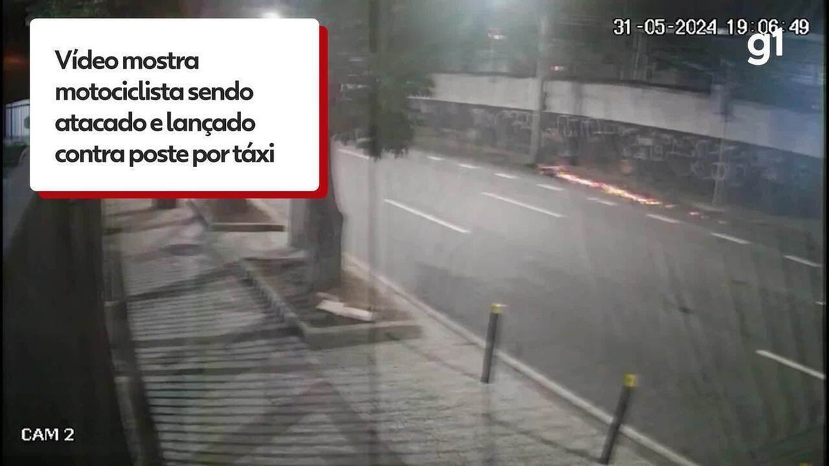 Vídeo mostra motociclista sendo atacado e lançado contra poste por táxi após briga de trânsito