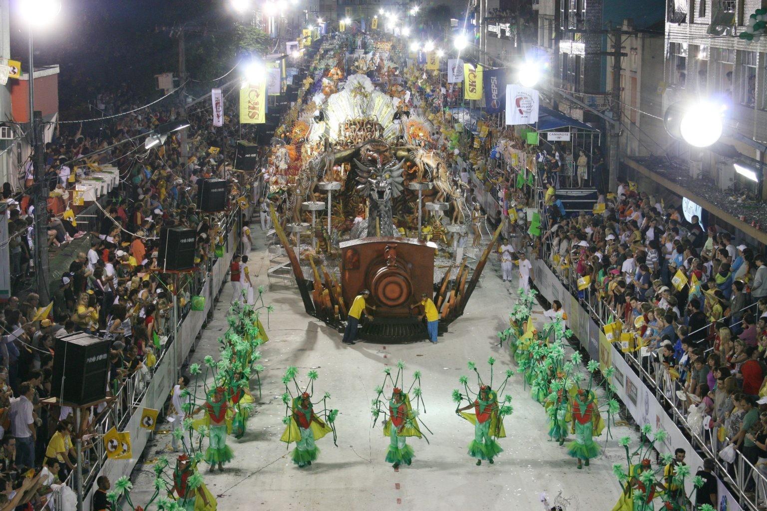 Trios elétricos, desfiles, shows e blocos: o que fazer no carnaval em ...