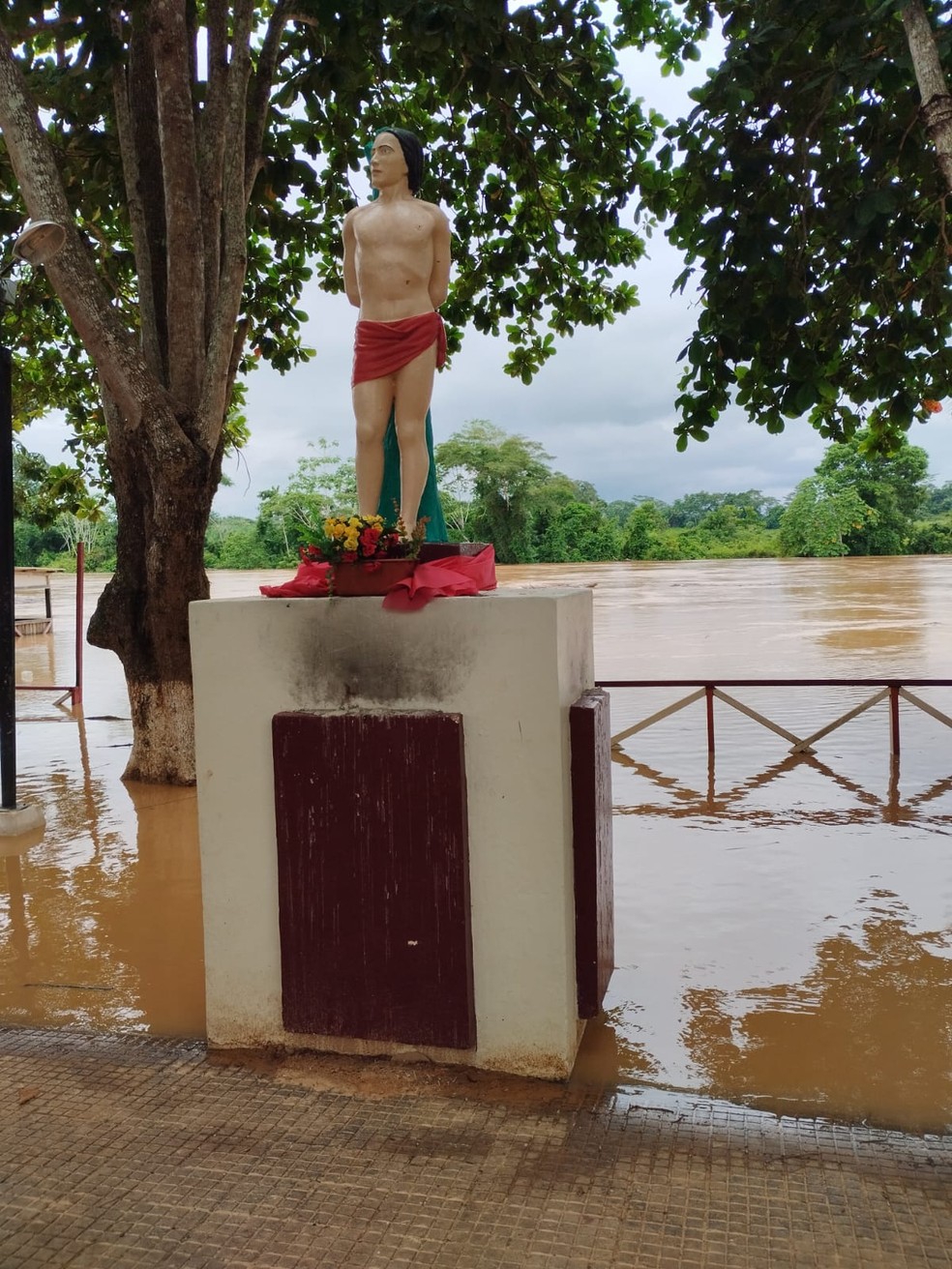 Em Xapuri, águas começam a chegar até praça São Sebastião — Foto: Luiza Melo