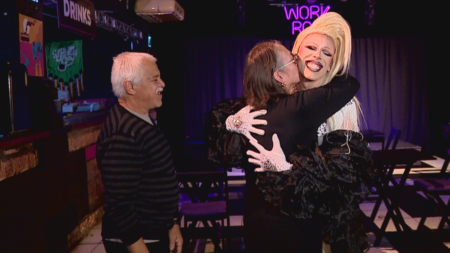 Drag queen emociona avós em primeira apresentação para a família; veja momento