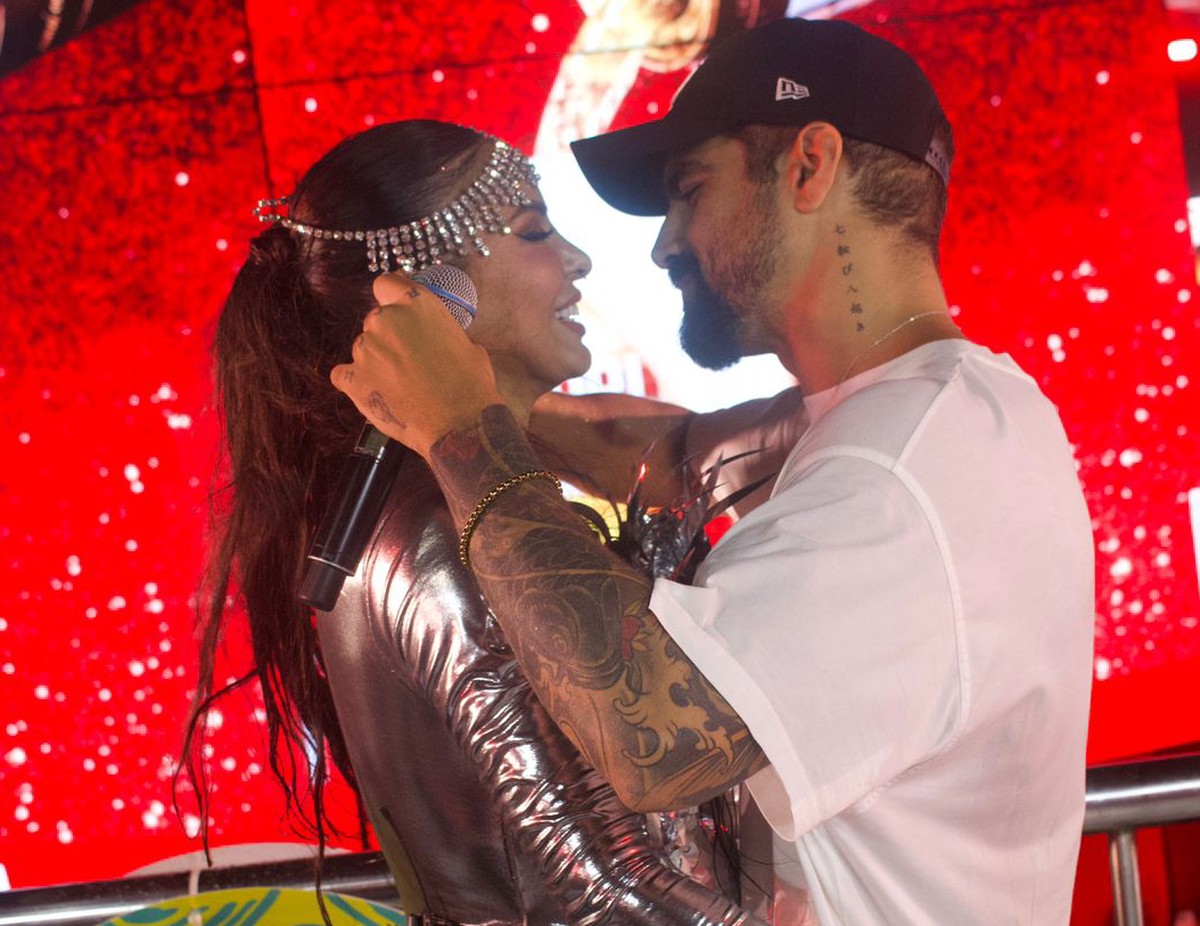 Caio Castro e Alinne Rosa trocam beijos em cima do trio no carnaval de ...