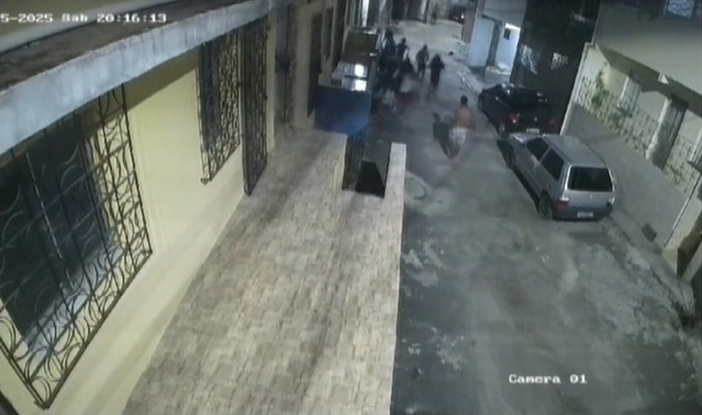 Guarda municipal sai de casa e atira na direção de crianças e adolescentes em Salvador — Foto: Reprodução/Redes Sociais