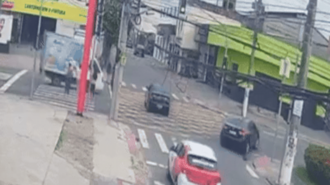 Comerciante morre após caminhão de sorvete avançar sinal e tombar sobre carro na Serra; vídeo flagrou batida