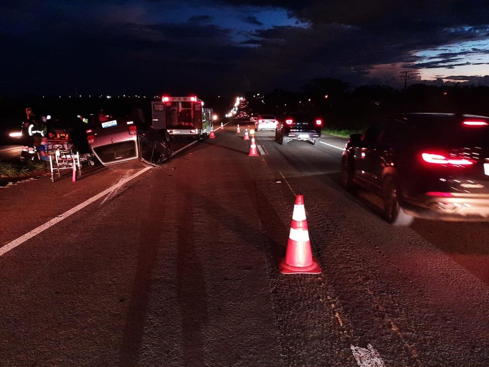 Idoso perde controle da direção, carro bate em canaleta e capota formando congestionamento em rodovia do noroeste de SP
