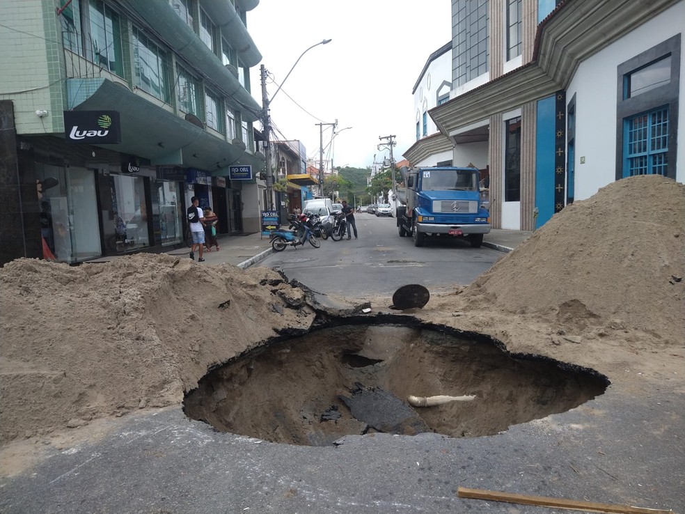 Chuva forte abre cratera em rodovia de Sergipe e deixa uma pessoa