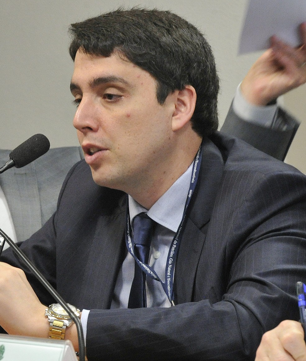 O desembargador federal Marcelo Saraiva aceitou nesta segunda-feira (15) um recurso do governo e devolveu o mandato de conselheiro de administração da Petrobras a Sergio Rezende – cuja nomeação havia sido suspensa na última semana.