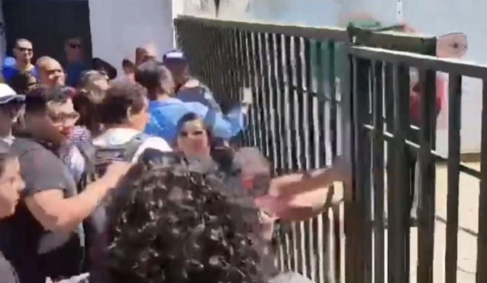 Manifestantes arrombaram portão do Idema — Foto: Redes sociais/Reprodução