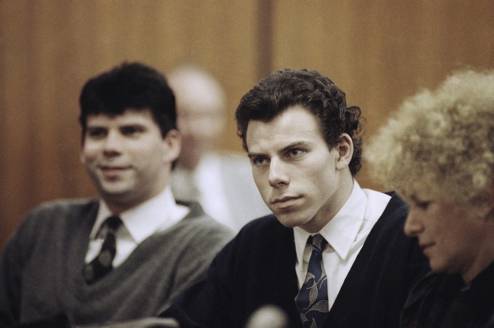 Lyle (à esquerda) e Erik Menendez durante o julgamento em que eram réus por matarem os próprios pais, em 1990 — Foto: Nick Ut/AP Photo, arquivo