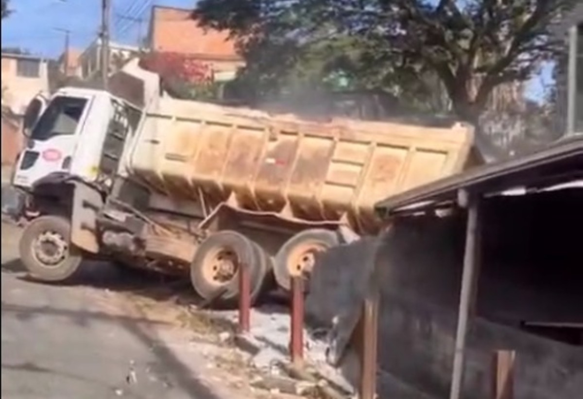 Motorista para em bar, esquece de puxar freio de mão, e caminhão atinge casa em MG; VÍDEO