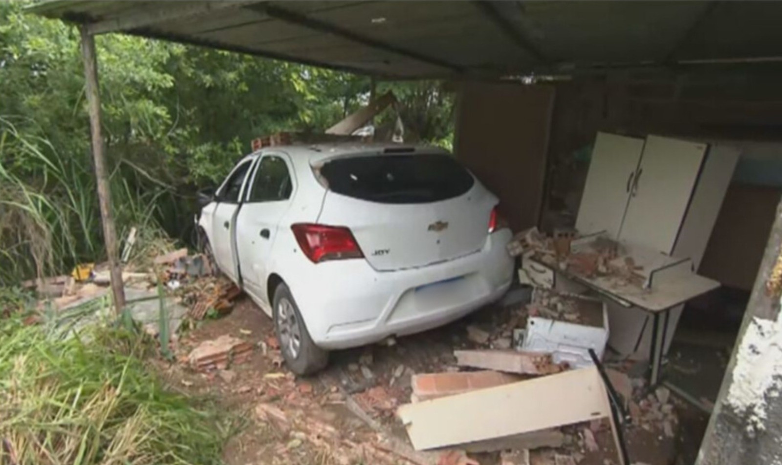 Suspeito em fuga da polícia perde controle da direção e veículo invade condomínio em Salvador 