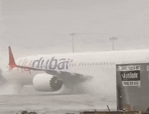VÍDEO: Avião anda em pista inundada no aeroporto de Dubai; tempestade suspende pousos e causa alagamentos nos Emirados Árabes