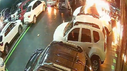 VÍDEO: homem encapuzado circula em loja durante incêndio que destruiu 70 carros - Foto: (Reprodução/NSC TV)