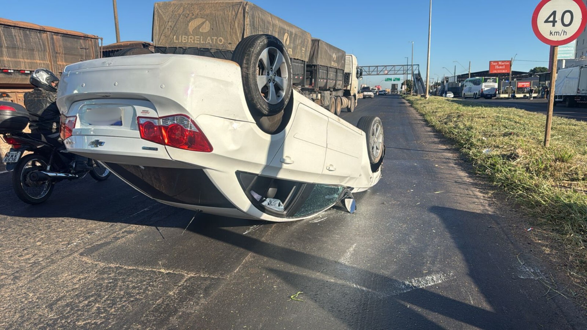 Carro capota após zigue-zague e motorista foge na BR-050 em Uberlândia