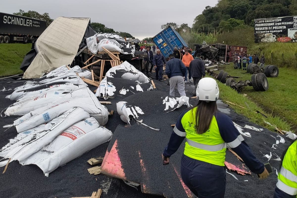 Acidente fatal entre carretas na Régis Bittencourt