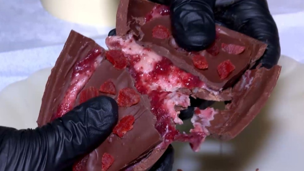 Alta nos valores do chocolate motivou produtor de Santa Teresa, no Espírito Santo, a inovar nas receitas de ovos de Páscoa. — Foto: Reprodução/TV Gazeta