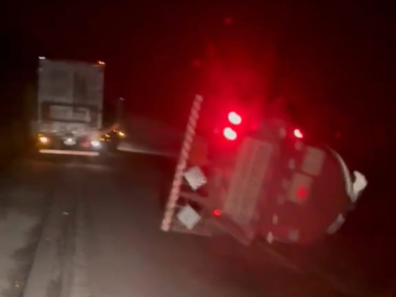 Vazamento de etanol após tombamento de carreta interdita MGC-418 perto de Teófilo Otoni