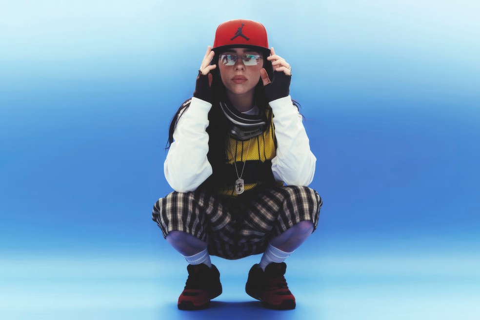 Billie Eilish em foto de divulgação do álbum 'Hit me Hard and Soft' — Foto: Divulgação/Estúdio Petros