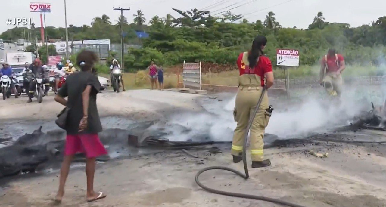 Moradores protestam contra desocupação para construção de ponte em João Pessoa