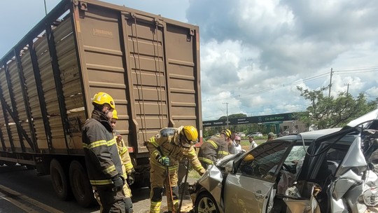 Carro é prensado entre duas carretas em engavetamento e três ficam feridos na BR-452, em Uberlândia