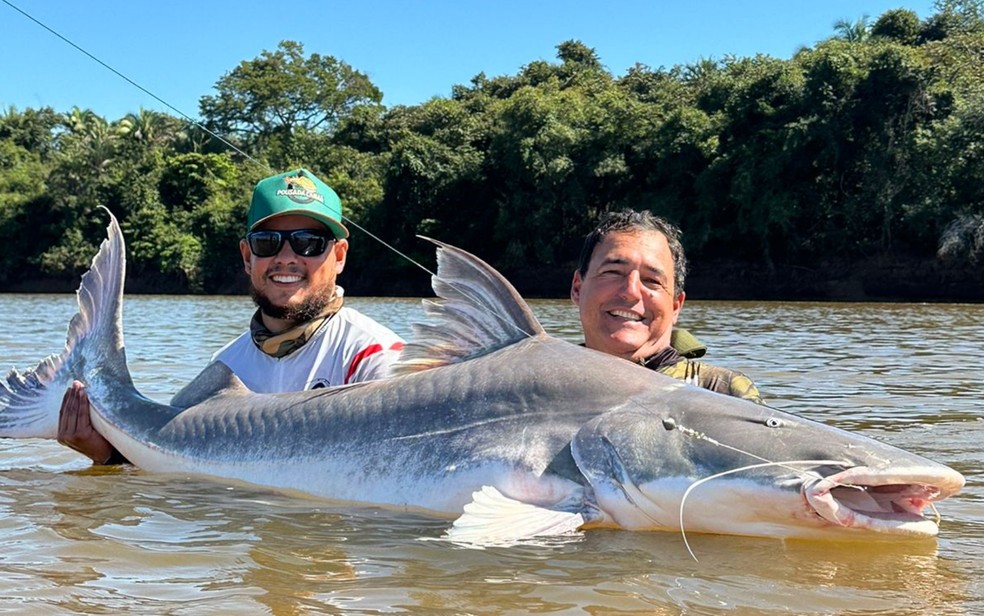 Guia de pesca fisga peixe de mais de 2 metros no Rio Araguaia, em Nova Crixs, Gois  Foto: Lucas Muniz/Arquivo pessoal