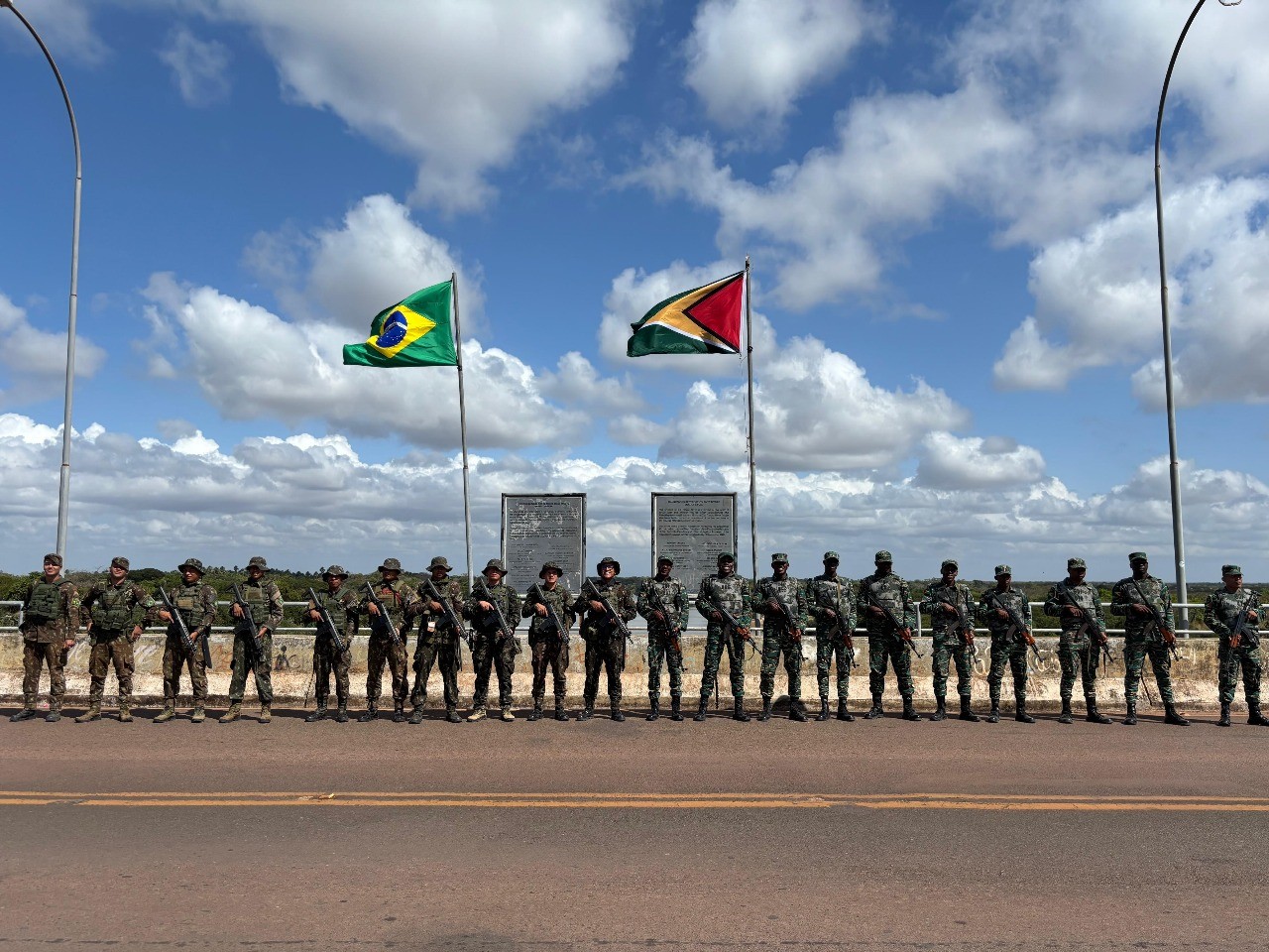 Grupo de 25 pessoas é preso em ação entre Exércitos do Brasil e Guiana contra garimpo na fronteira