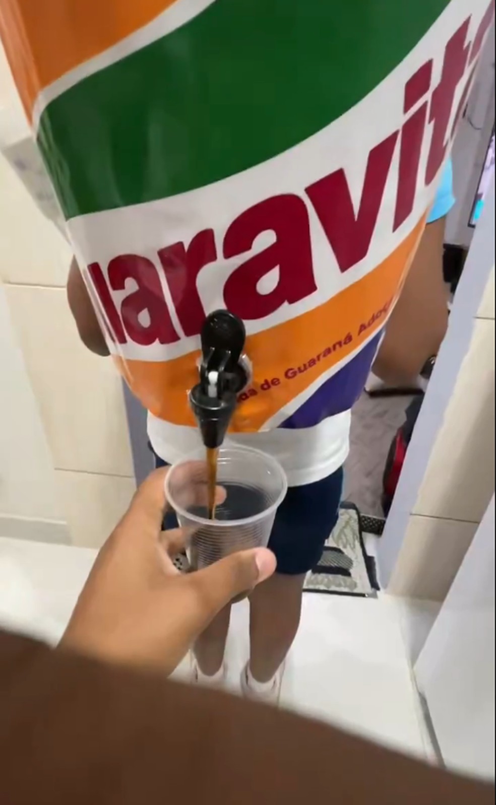 Mochila maluca: torneirinha de refrigerante — Foto: Reprodução/Redes sociais