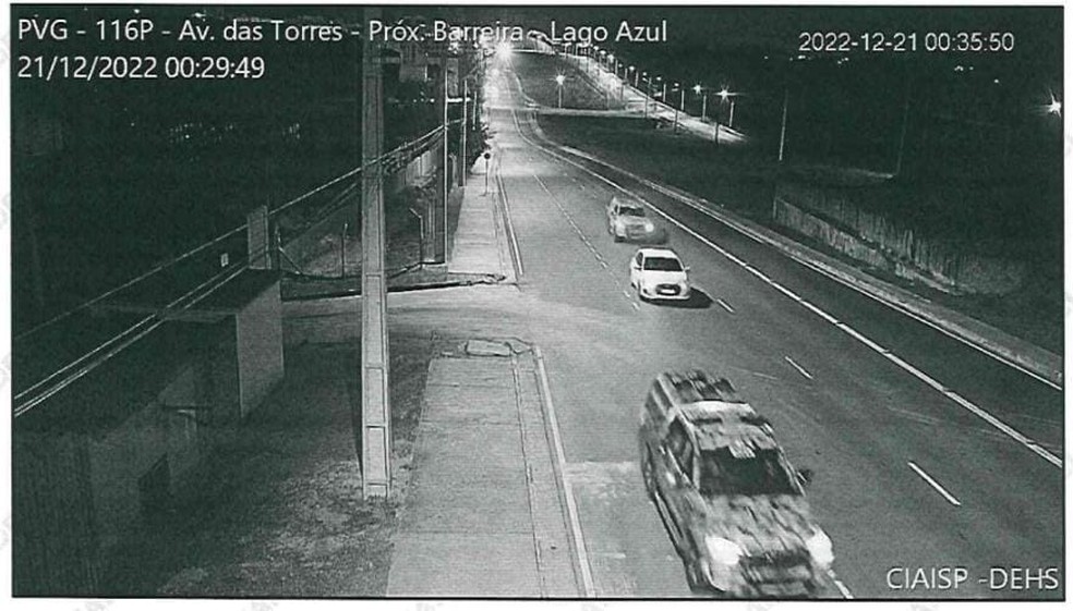 Câmera de monitoramento registra passagem de veículo de chacina e viaturas, em Manaus. — Foto: Reprodução 