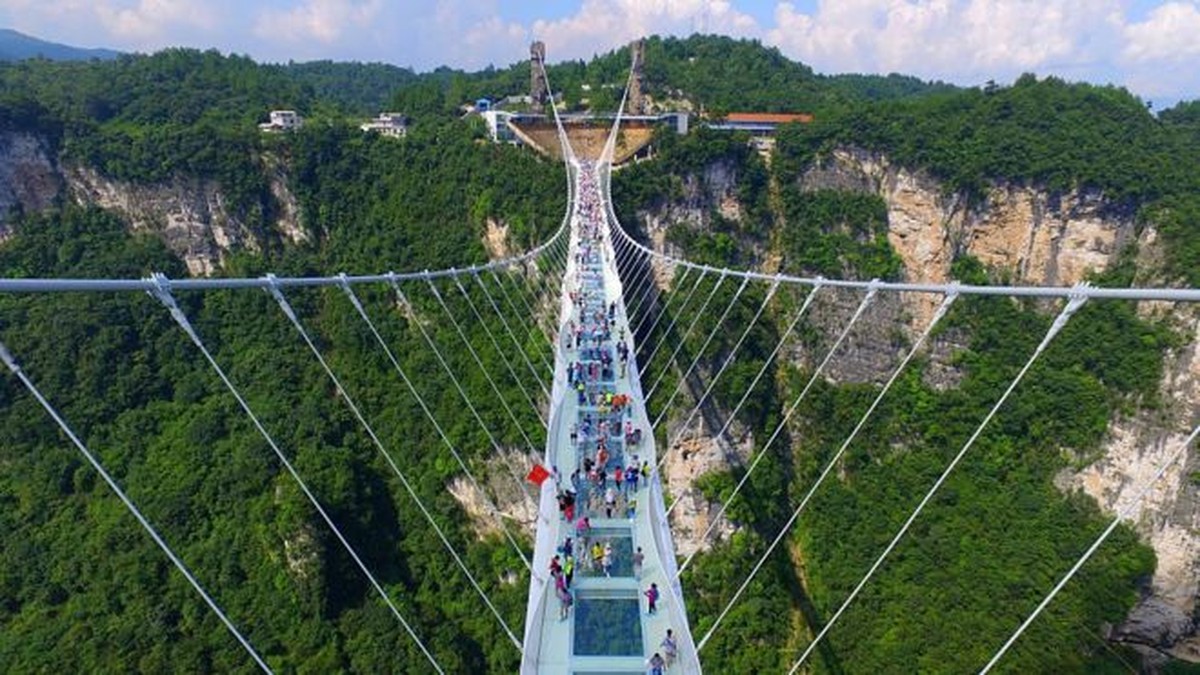 as mortes que levaram província chinesa a fechar suas pontes de vidro