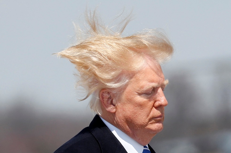 Donald Trump antes de embarcar no Air Force One em um dia com muito vento, nos Estados Unidos, em abril de 2018 — Foto: REUTERS/Kevin Lamarque