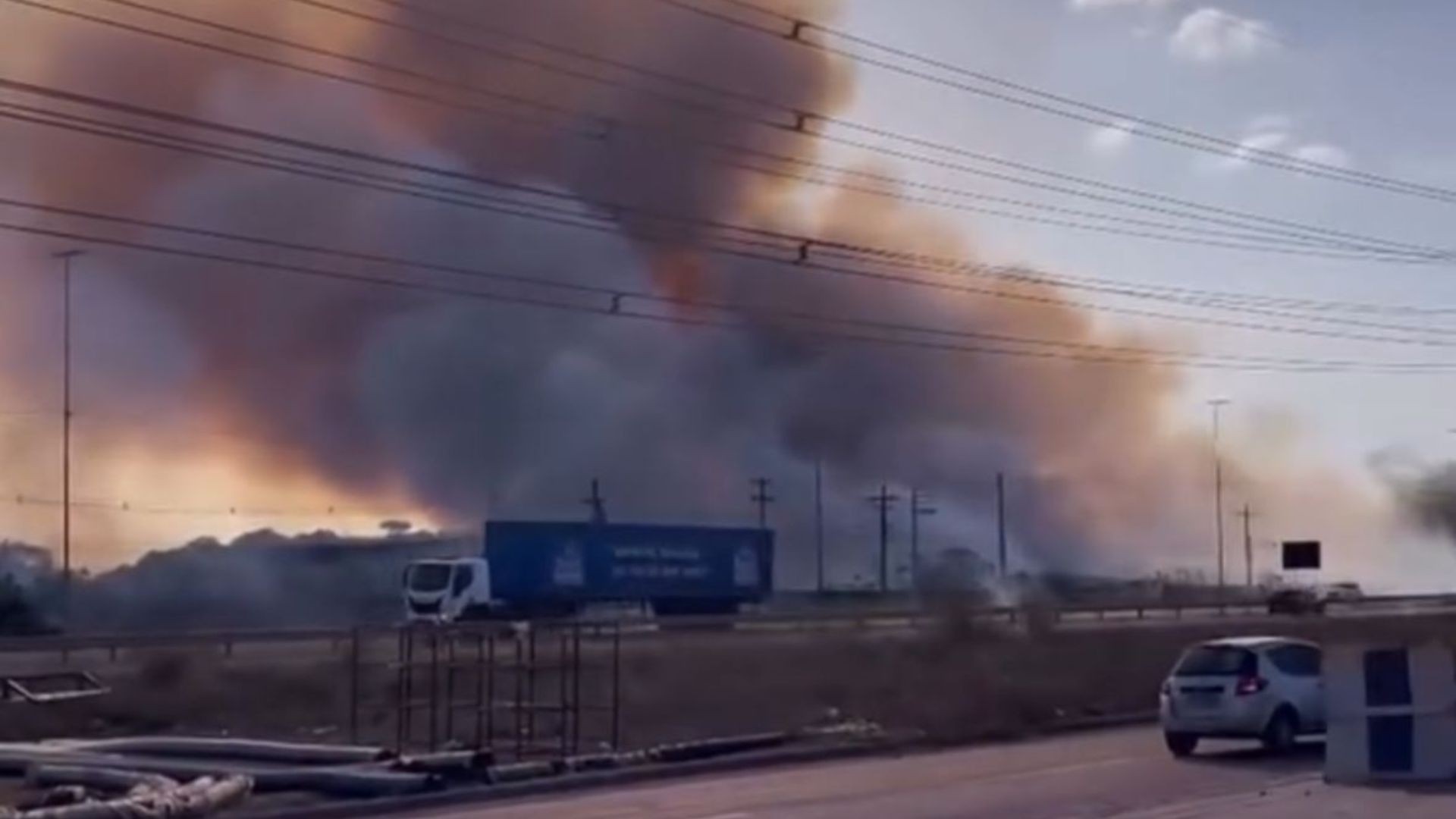 Incêndio atinge área de mata próxima a um posto de combustível em Macapá