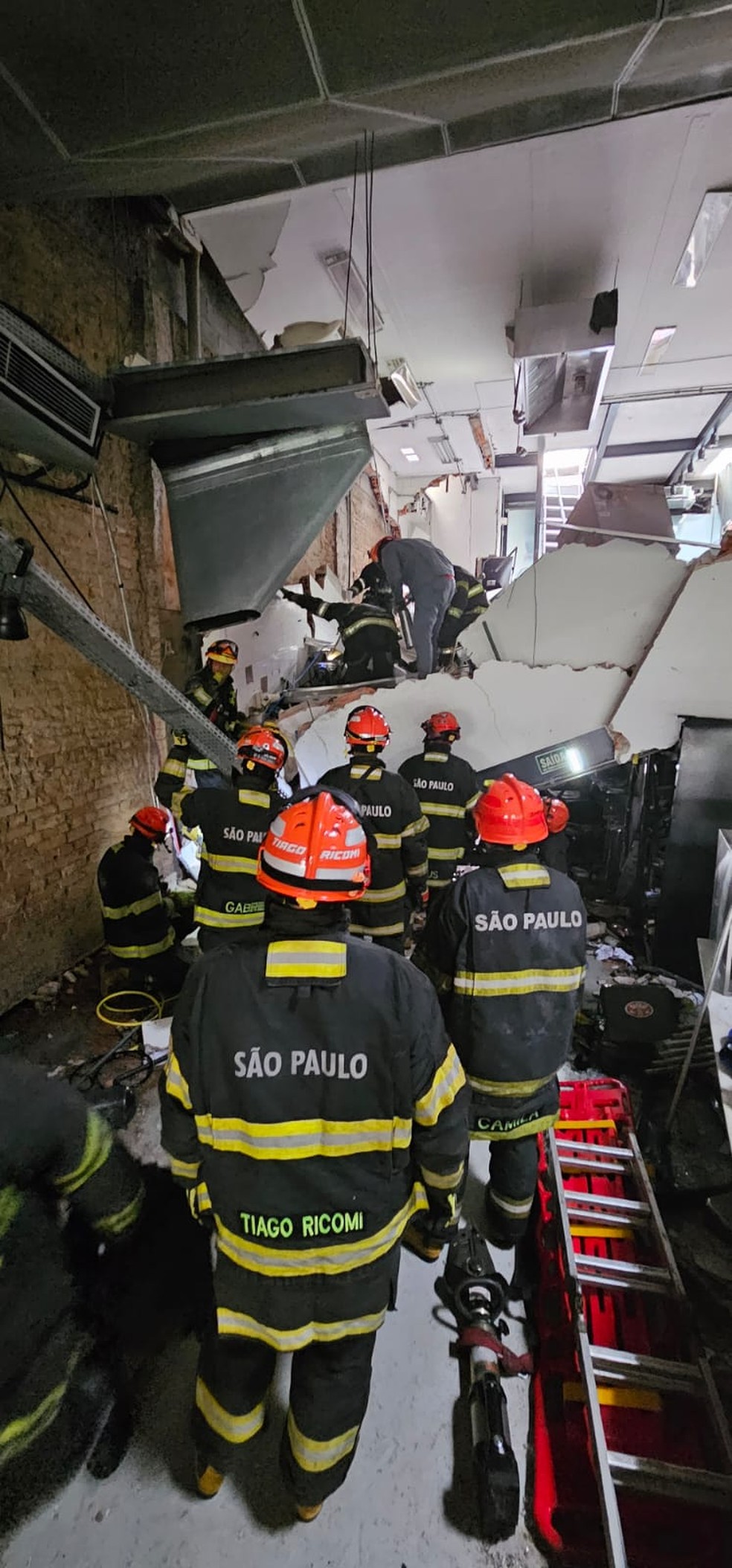 Teto de restaurante desaba após explosão de gás em SP — Foto: Reprodução/Corpo de Bombeiros
