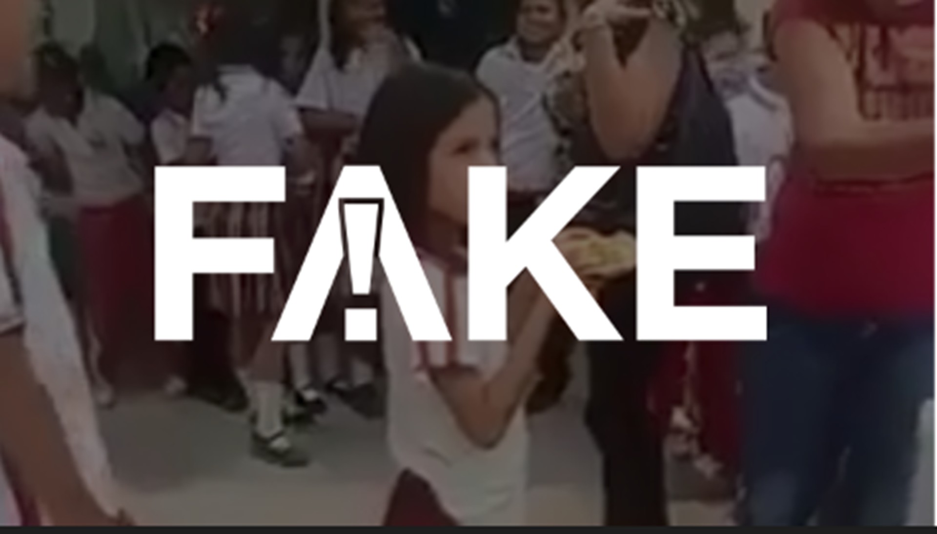É #FAKE que vídeo de alunos posando com merenda para foto e devolvendo sem comer seja na Venezuela