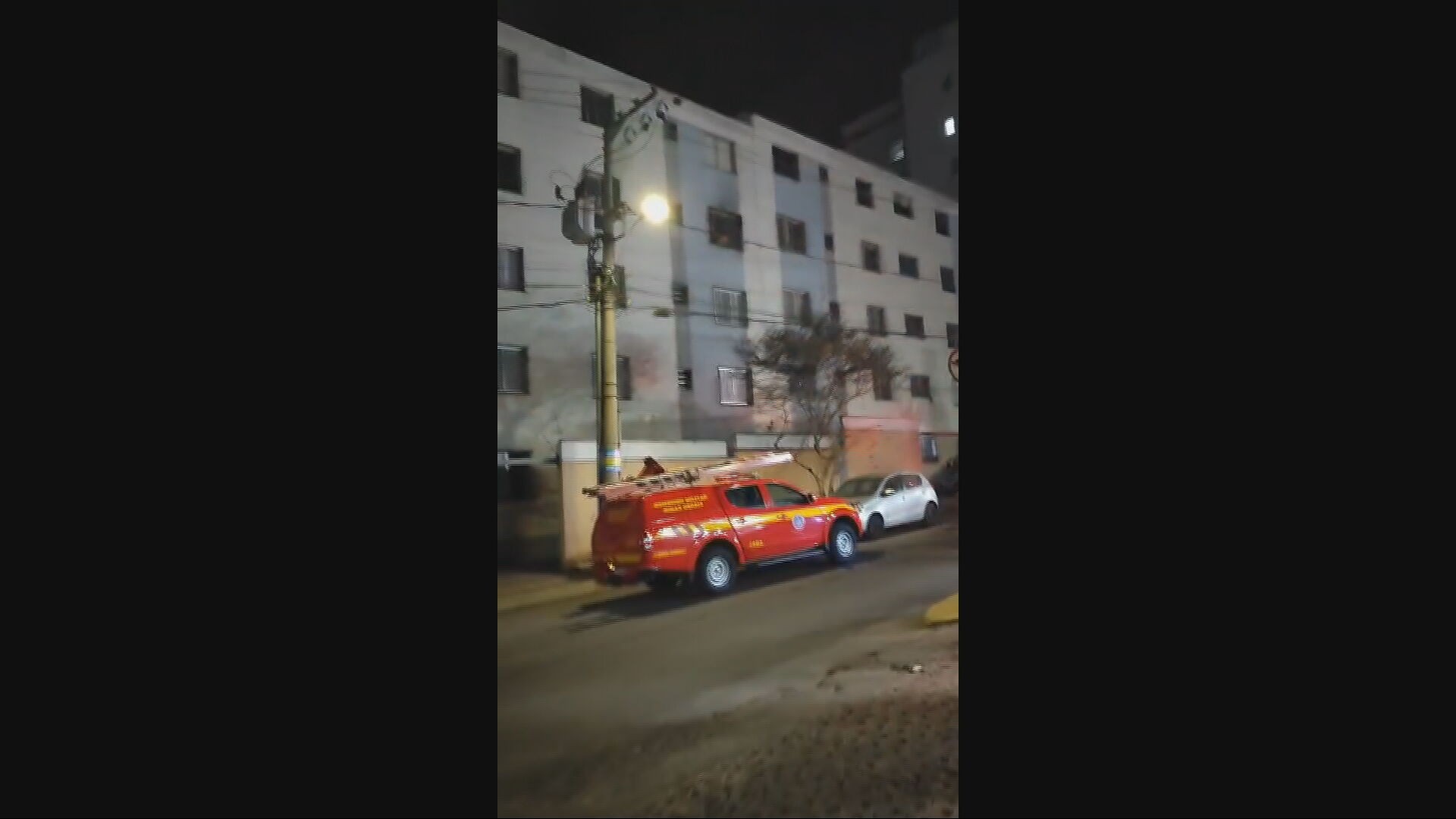 Incêndio provocado por cigarro atinge apartamento em BH; morador ficou ferido