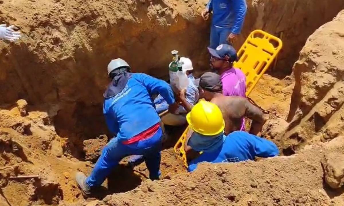 Operários ficam feridos após serem soterrados em obra na Bahia