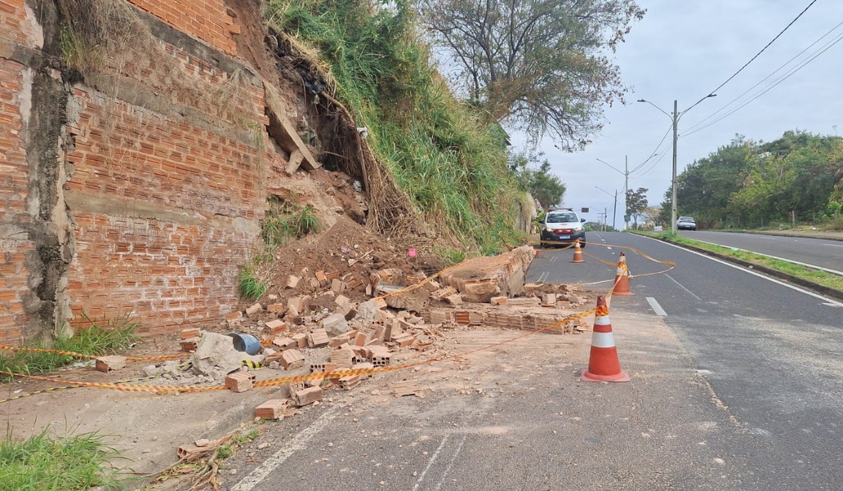 Muro cede e deslizamento de terra interdita avenida em Presidente Prudente