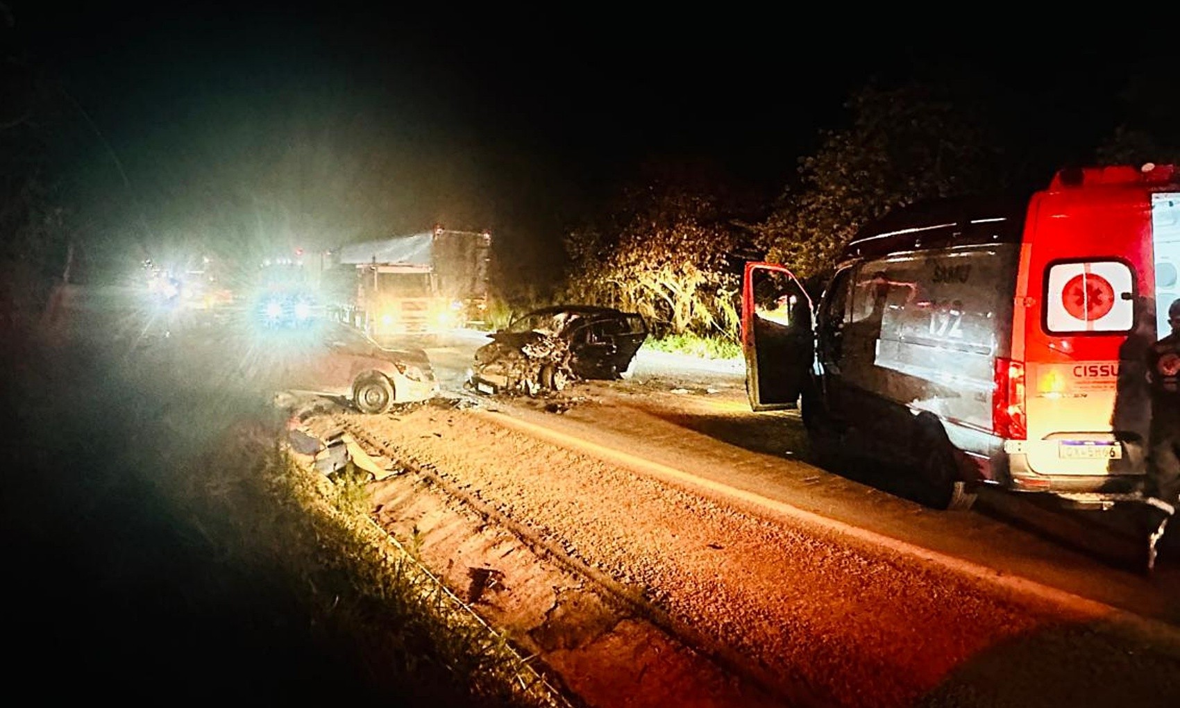 Idosa morre e quatro pessoas ficam feridas após batida entre dois carros na BR-267