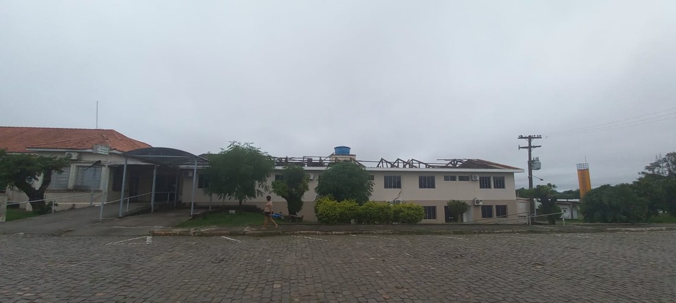 Telhado de hospital em São Vicente do Sul foi arrancado em São Vicente do Sul — Foto: Bernardo Barcellos/RBS TV