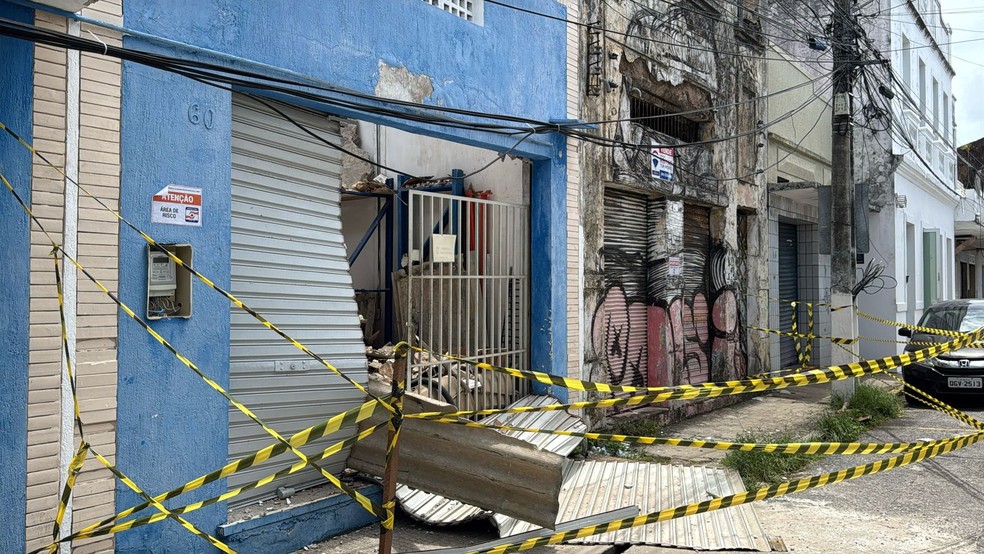 Casarão desabou sobre imóvel de empresa de refrigeração na Ribeira, em Natal — Foto: Vinícius Marinho/Inter TV Cabugi