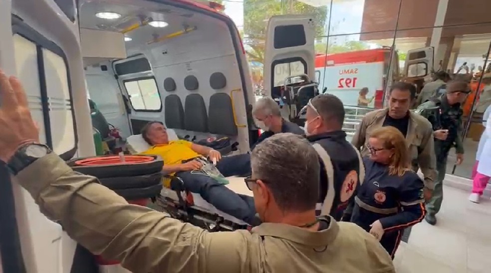 Bolsonaro chega de ambulância a hospital de Natal — Foto: Inter TV Cabugi/Reprodução