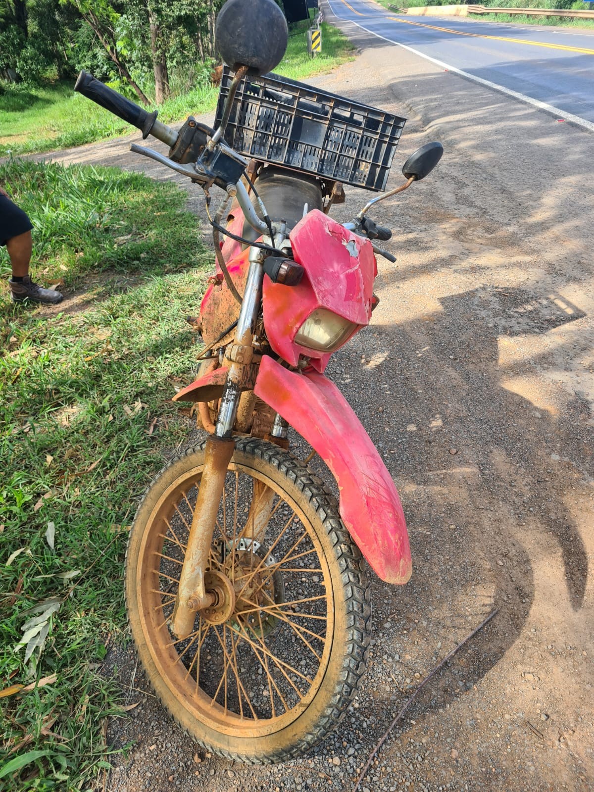 Homem é preso com moto furtada após fugir da polícia e ser flagrado sem capacete e com sinais de embriaguez na BR-135
