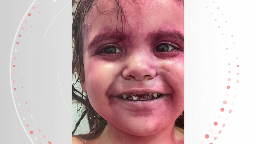 Mãe de menina de 3 anos que viralizou ao se sujar de batom no Espírito Santo disse que criança também ficou com os dentes sujos — Foto: Reprodução/Redes sociais