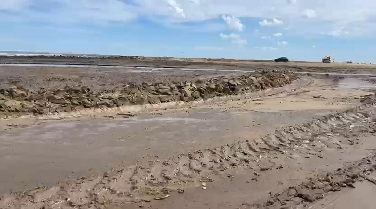 Ciclone provoca avanço da lama e interdita mais uma parte da maior praia do Brasil